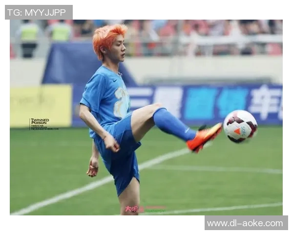 鹿晗热爱室内足球展现运动魅力与团队精神引发粉丝热议